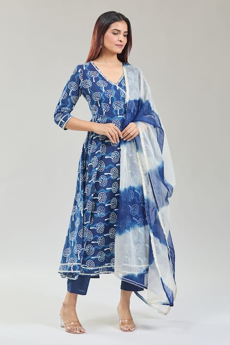 Samyukta Singhania_Blue Cotton, Organza Embroidery V-neck Bloom Handblock Anarkali Set _at_Aza_Fashions