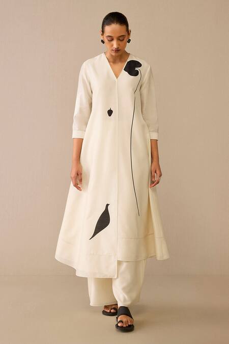 Ampm_Ivory Chanderi Piping, Embroidery V-neck Bird Flower Patterned Kurta Set _Online_at_Aza_Fashions