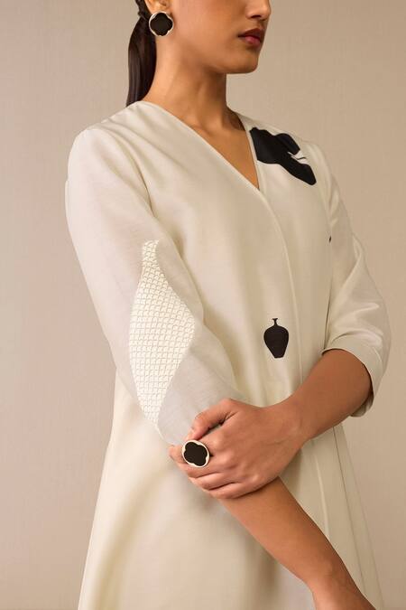 Buy_Ampm_Ivory Chanderi Piping, Embroidery V-neck Bird Flower Patterned Kurta Set 