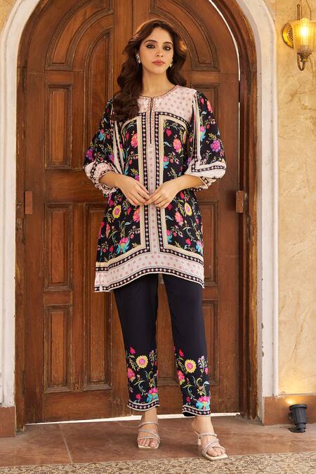 Buy_Negra Elegante_Black Crepe Embroidery Round Neck Floral Printed Kurta Set _Online_at_Aza_Fashions