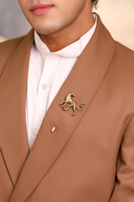Buy_Cosa Nostraa_Gold Antique Stride Of Grace Lapel Pin 