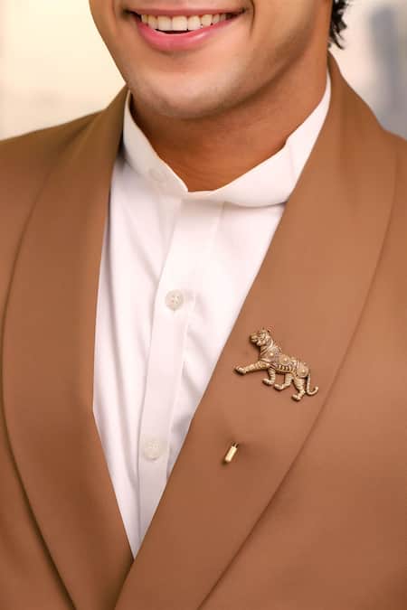 Shop_Cosa Nostraa_Black Tiger Pattern Antique Gold Lapel Pin 