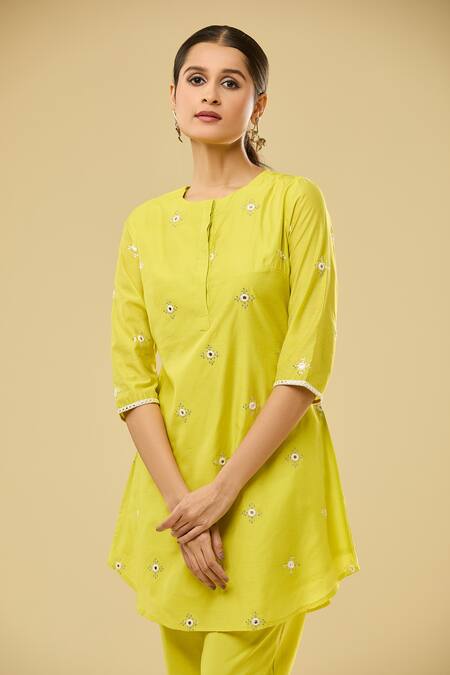 Naintara Bajaj_Yellow Chanderi Mirrors, Sequins Round Neck Butti Kurta Set _Online_at_Aza_Fashions