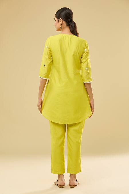 Naintara Bajaj Chanderi Mirror Butti Kurta Set