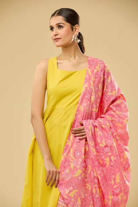 Buy Naintara Bajaj Yellow Viscose, Nylon Square Neck Plain Anarkali Set With Floral Print Dupatta Buy_Naintara Bajaj_Yellow Viscose, Nylon Square Neck Plain Anarkali Set With Floral Print Dupatta