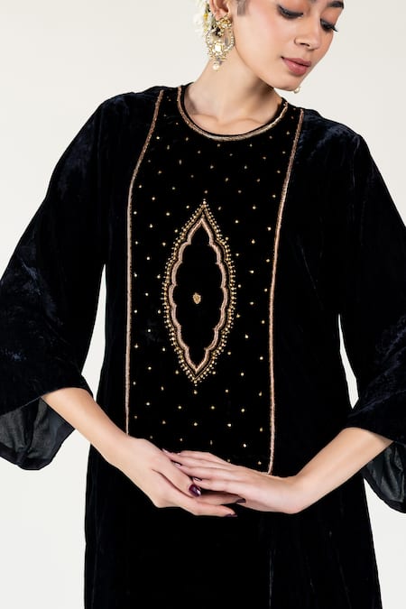 Buy Nirjara Black Silk, Velvet Zari Round Neck Tikki And Zardozi Embroidered Kurta Set Buy_Nirjara_Black Silk, Velvet Zari Round Neck Tikki And Zardozi Embroidered Kurta Set