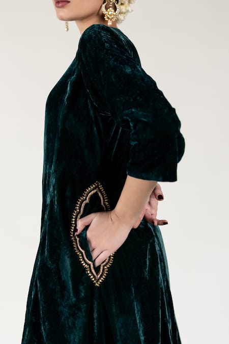 Nirjara_Green Silk Embroidery Keyhole Neck Aari Kurta Set With Pant _Online_at_Aza_Fashions