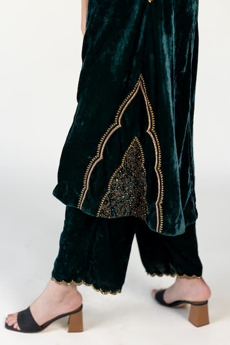 Buy_Nirjara_Green Silk Embroidery Keyhole Neck Aari Kurta Set With Pant _Online_at_Aza_Fashions