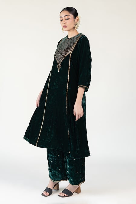 Nirjara_Green Silk Zari Round Neck Emerald Zardozi Embroidered Kurta Set _Online_at_Aza_Fashions