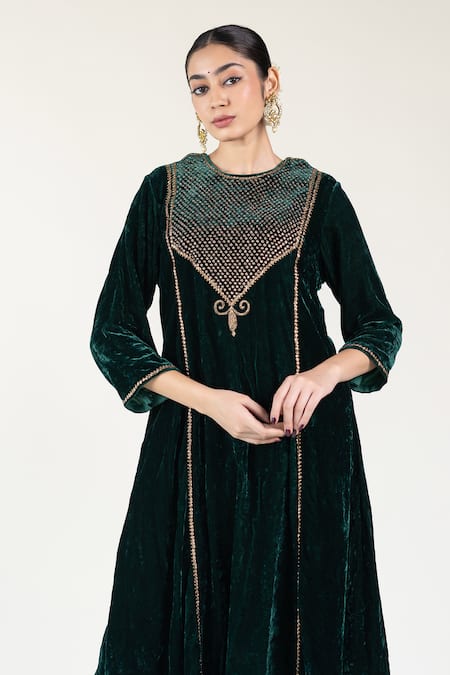 Buy_Nirjara_Green Silk Zari Round Neck Emerald Zardozi Embroidered Kurta Set _Online_at_Aza_Fashions