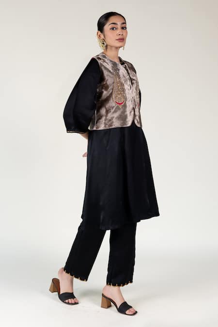 Nirjara_Gray Silk Embroidery Round Neck Cypress Motif Sadri Jacket _Online_at_Aza_Fashions