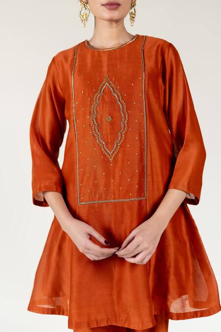 Shop Nirjara Orange Chanderi Silk Embroidery Round Neck Tikki Kurta Set Online at Aza Fashions Shop_Nirjara_Orange Chanderi Silk Embroidery Round Neck Tikki Kurta Set _Online_at_Aza_Fashions