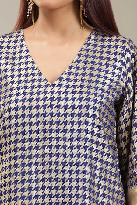 Kriti Bapna_Blue Silk Zari V-neck Houndstooth Pattern Kurta And Pant Set _Online_at_Aza_Fashions