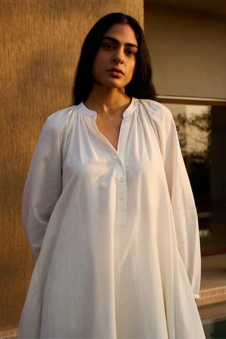 The Summer House_Off White Handloom Cotton Collared Handwoven Tunic And Pant Set _at_Aza_Fashions