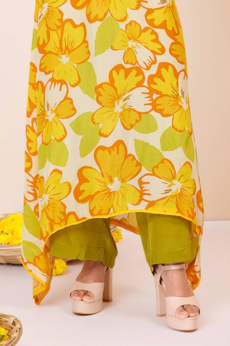 Label Niyami Yellow Crepe Embroidery V-neck Sunflower Print Kurta Set Online at Aza Fashions Label Niyami_Yellow Crepe Embroidery V-neck Sunflower Print Kurta Set _Online_at_Aza_Fashions