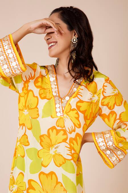 Buy_Label Niyami_Yellow Crepe Embroidery V-neck Sunflower Print Kurta Set _Online_at_Aza_Fashions