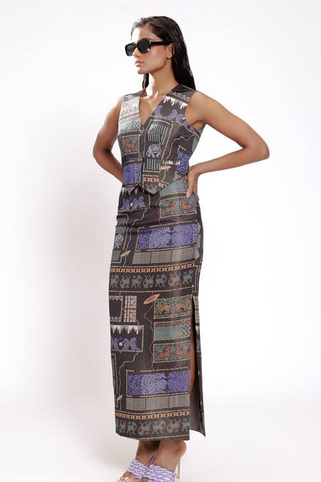 Buy_Doh Tak Keh_Black Satin V-neck Abstract Printed Vest _Online_at_Aza_Fashions