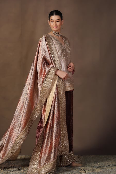 Buy_tara thakur_Pink Tissue, Velvet Embroidery, Sequins V-neck Floral Zardozi Kurta Set _Online_at_Aza_Fashions