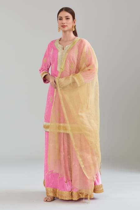 Samyukta Singhania Leaf Embroidered Velvet Kurta Set 