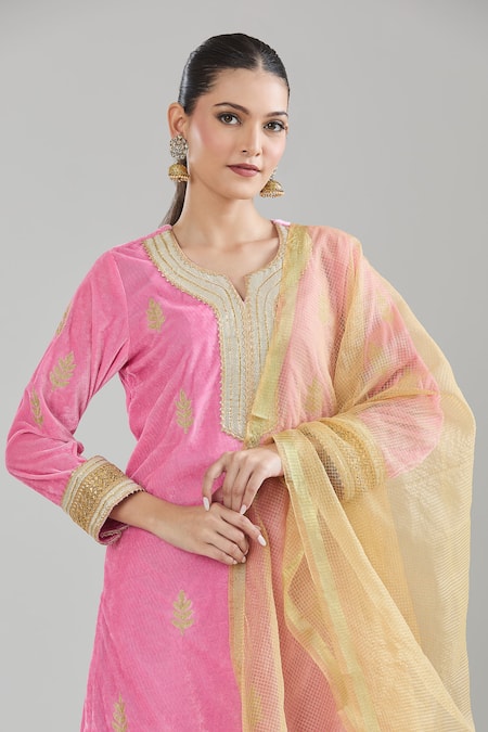 Naintara Bajaj Pink Velvet, Linen, Chiffon Zari, Gota Patti, Leaf Embroidered Kurta Set at Aza Fashions Naintara Bajaj_Pink Velvet, Linen, Chiffon Zari, Gota Patti, Leaf Embroidered Kurta Set _at_Aza_Fashions