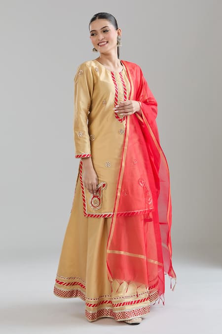 Buy Samyukta Singhania Beige Taffeta, Linen, Chiffon Embroidery, Gota Patti, Sequins Flower Kurta Set Buy_Samyukta Singhania_Beige Taffeta, Linen, Chiffon Embroidery, Gota Patti, Sequins Flower Kurta Set