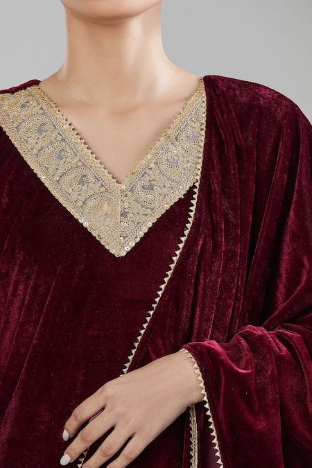 Buy Naintara Bajaj Maroon Velvet, Linen Gota Patti, Zari, Sequins V-neck Paisley Kurta Set Buy_Naintara Bajaj_Maroon Velvet, Linen Gota Patti, Zari, Sequins V-neck Paisley Kurta Set