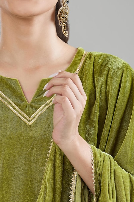 Buy Naintara Bajaj Green Velvet, Linen Gota Patti, Sequins, Zari Split Embroidered Kurta Set Buy_Naintara Bajaj_Green Velvet, Linen Gota Patti, Sequins, Zari Split Embroidered Kurta Set