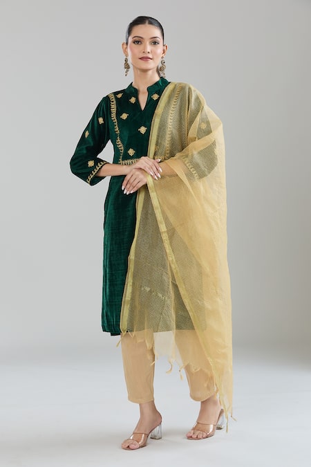 Naintara Bajaj_Green Velvet, Linen Zari Mandarin Collar Embroidered Kurta Set _at_Aza_Fashions
