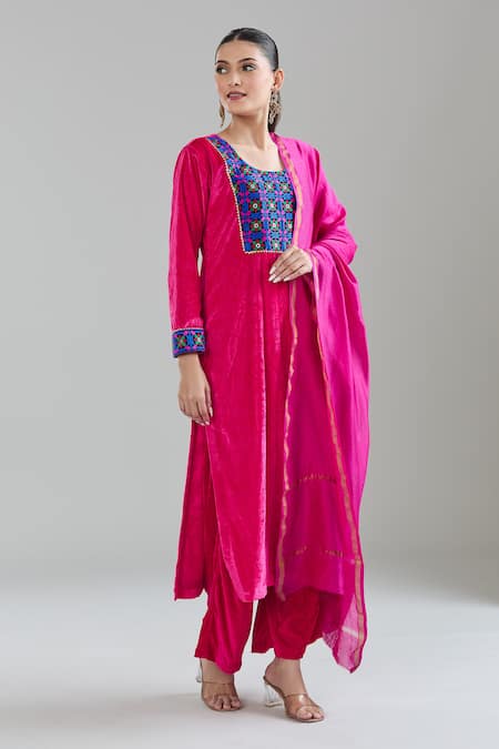 Buy_Naintara Bajaj_Pink Velvet Gota Patti, Embroidery Round Neck Floral Kurta Set _Online_at_Aza_Fashions