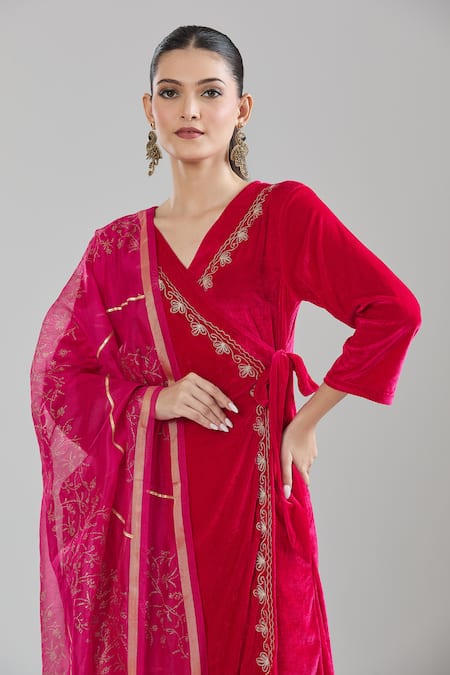 Buy_Naintara Bajaj_Pink Velvet, Chiffon Zari, Gota Patti, Embroidery V-neck Angarkha Kurta Set _Online_at_Aza_Fashions