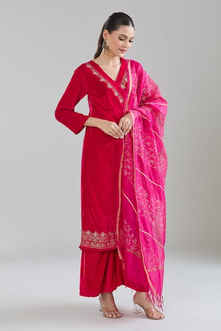 Buy_Naintara Bajaj_Pink Velvet, Chiffon Zari, Gota Patti, Embroidery V-neck Angarkha Kurta Set 