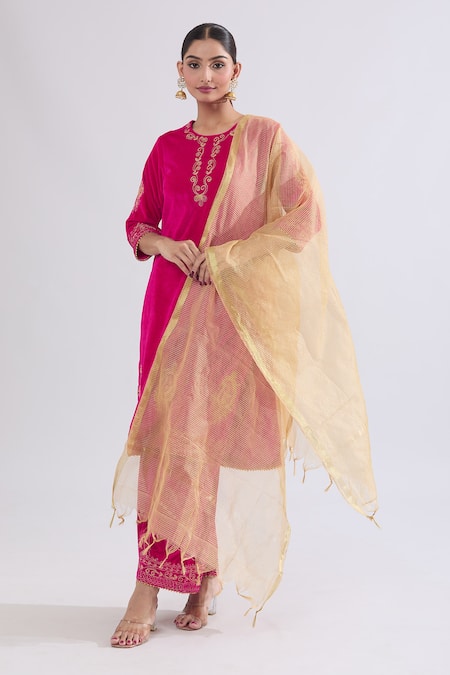 Shop Naintara Bajaj Pink Velvet, Chiffon Embroidery Round Neck Floral Dori Kurta Set Online at Aza Fashions Shop_Naintara Bajaj_Pink Velvet, Chiffon Embroidery Round Neck Floral Dori Kurta Set _Online_at_Aza_Fashions