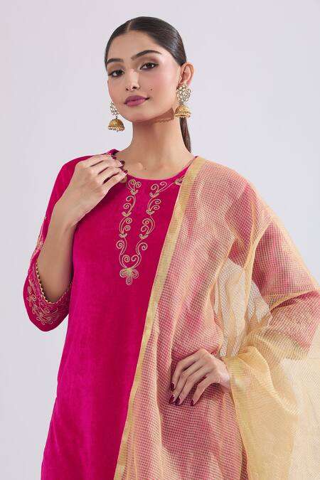 Naintara Bajaj Pink Velvet, Chiffon Embroidery Round Neck Floral Dori Kurta Set at Aza Fashions Naintara Bajaj_Pink Velvet, Chiffon Embroidery Round Neck Floral Dori Kurta Set _at_Aza_Fashions