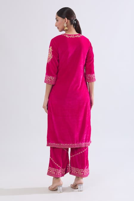 Shop Naintara Bajaj Pink Velvet, Chiffon Embroidery Round Neck Floral Dori Kurta Set at Aza Fashions Shop_Naintara Bajaj_Pink Velvet, Chiffon Embroidery Round Neck Floral Dori Kurta Set _at_Aza_Fashions