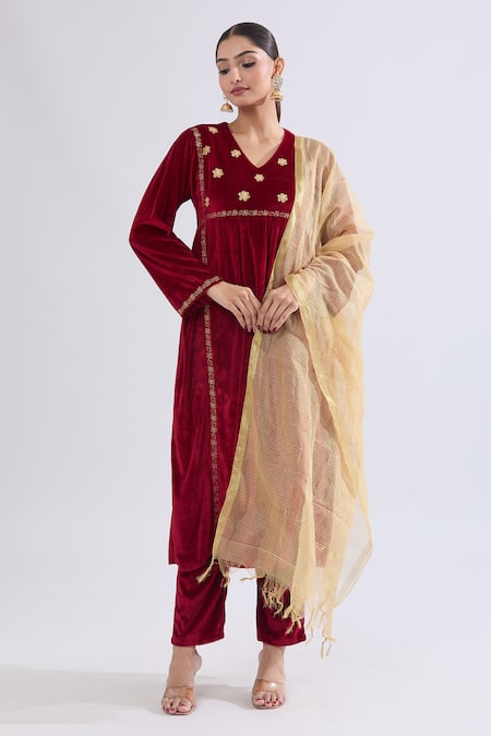 Samyukta Singhania Maroon Velvet Zari V-neck Floral Embroidered Kurta Set Online at Aza Fashions Samyukta Singhania_Maroon Velvet Zari V-neck Floral Embroidered Kurta Set _Online_at_Aza_Fashions