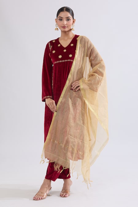 Samyukta Singhania Maroon Velvet Zari V-neck Floral Embroidered Kurta Set at Aza Fashions Samyukta Singhania_Maroon Velvet Zari V-neck Floral Embroidered Kurta Set _at_Aza_Fashions