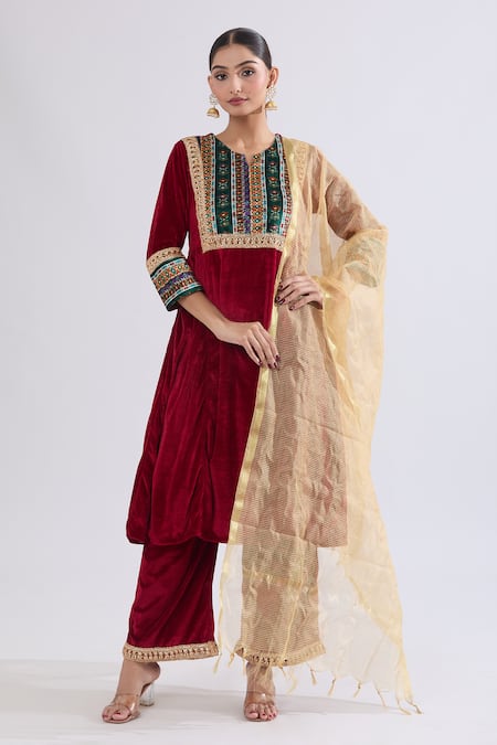 Shop Naintara Bajaj Maroon Velvet, Net Embroidery, Zari Collared Geometric Kurta Set Shop_Naintara Bajaj_Maroon Velvet, Net Embroidery, Zari Collared Geometric Kurta Set