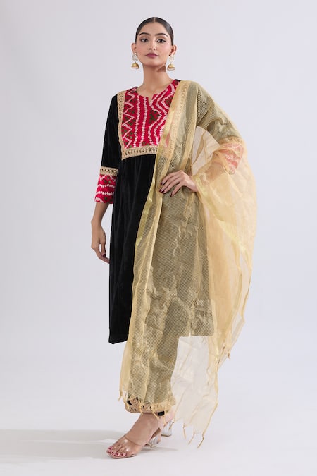 Samyukta Singhania_Black Velvet, Chiffon Zari, Embroidery Split V-neck Bandhani Print Kurta Set_at_Aza_Fashions
