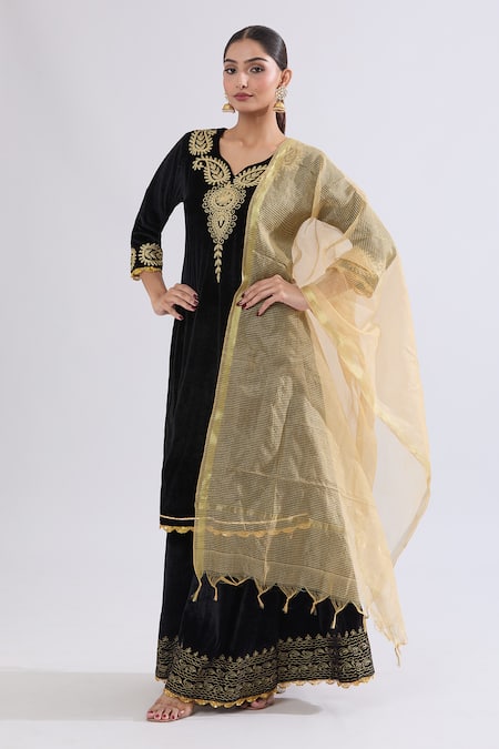 Buy_Naintara Bajaj_Black Velvet, Chiffon Gota Patti Collared Embellished Kurta Skirt Set 