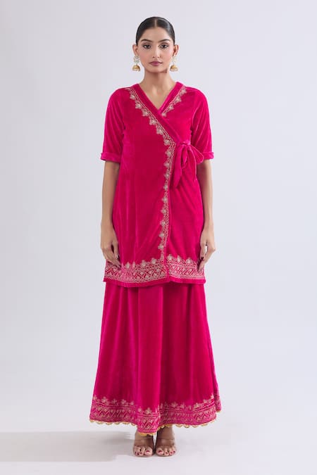 Naintara Bajaj_Pink Velvet Embroidery V-neck Floral Angarkha Set _Online_at_Aza_Fashions