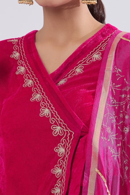 Naintara Bajaj_Pink Velvet Embroidery V-neck Floral Angarkha Set _at_Aza_Fashions