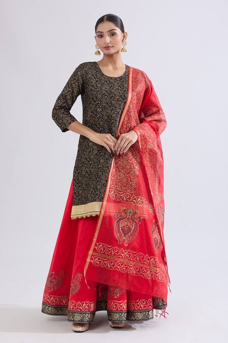 Samyukta Singhania_Black Silk Zari, Embroidery Round Neck Floral Kurta Set_at_Aza_Fashions