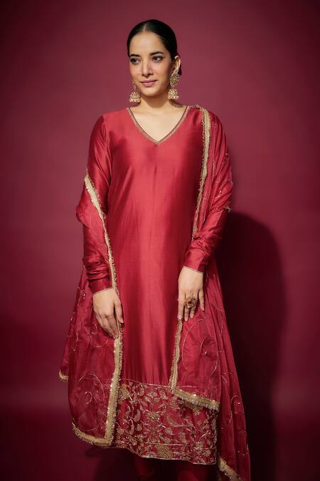 The Aarya Red Organza, Handloom Cotton Zari, Sequins V-neck Floral Embroidered Kurta Set Online at Aza Fashions The Aarya_Red Organza, Handloom Cotton Zari, Sequins V-neck Floral Embroidered Kurta Set _Online_at_Aza_Fashions