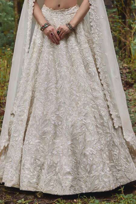 Varun Chakkilam White Organza Sequins Sweetheart Neck Petal Embroidered Lehenga Set Online at Aza Fashions Varun Chakkilam_White Organza Sequins Sweetheart Neck Petal Embroidered Lehenga Set _Online_at_Aza_Fashions
