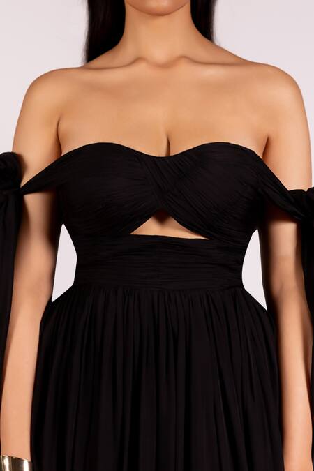 Buy_Pinup By Astha_Black Chiffon Off-shoulder, Sweetheart Neck Ruched Off Gown 