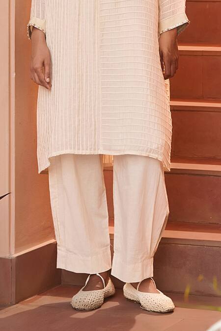 Swatti Kapoor_Ivory Chanderi, Cotton Sequins Mandarin Collar Pintuck Grid Kurta Set _Online_at_Aza_Fashions