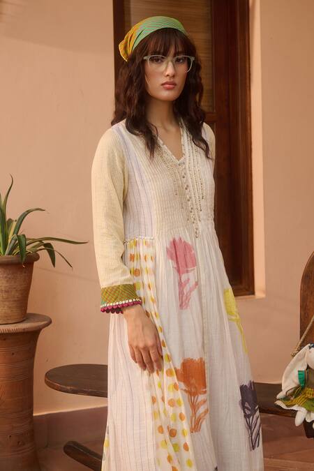 Swatti Kapoor Ivory Silk, Cotton, Chanderi Sequins V-neck Embellished Floral Geometric Kurta Online at Aza Fashions Swatti Kapoor_Ivory Silk, Cotton, Chanderi Sequins V-neck Embellished Floral Geometric Kurta _Online_at_Aza_Fashions