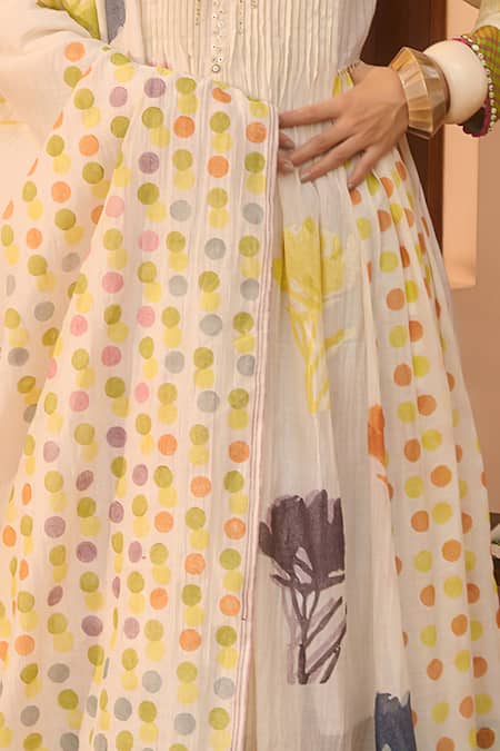 Shop Swatti Kapoor Ivory Reversible Polka Dot Stole at Aza Fashions Shop_Swatti Kapoor_Ivory Reversible Polka Dot Stole _at_Aza_Fashions