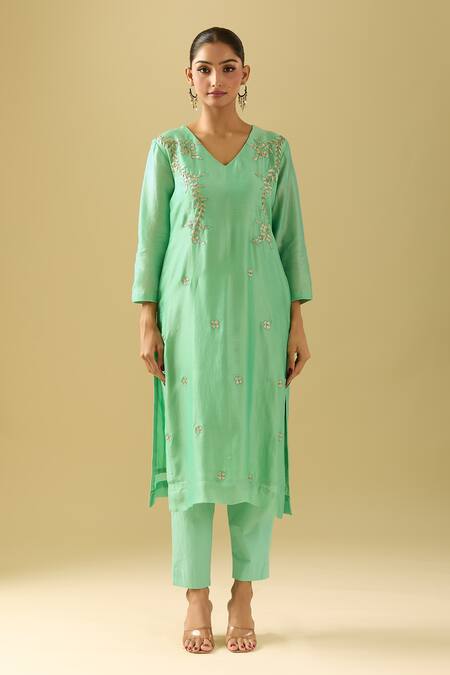 Buy_Samyukta Singhania_Green Chanderi Embroidery V-neck Floral Thread Kurta Set_Online_at_Aza_Fashions
