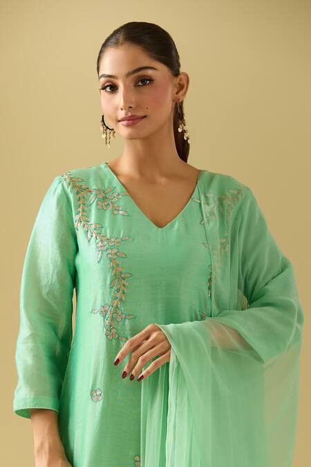 Samyukta Singhania_Green Chanderi Embroidery V-neck Floral Thread Kurta Set_at_Aza_Fashions